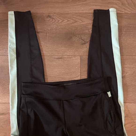 Forever 21 Medium Activewear Leggings - Picture 5 of 7